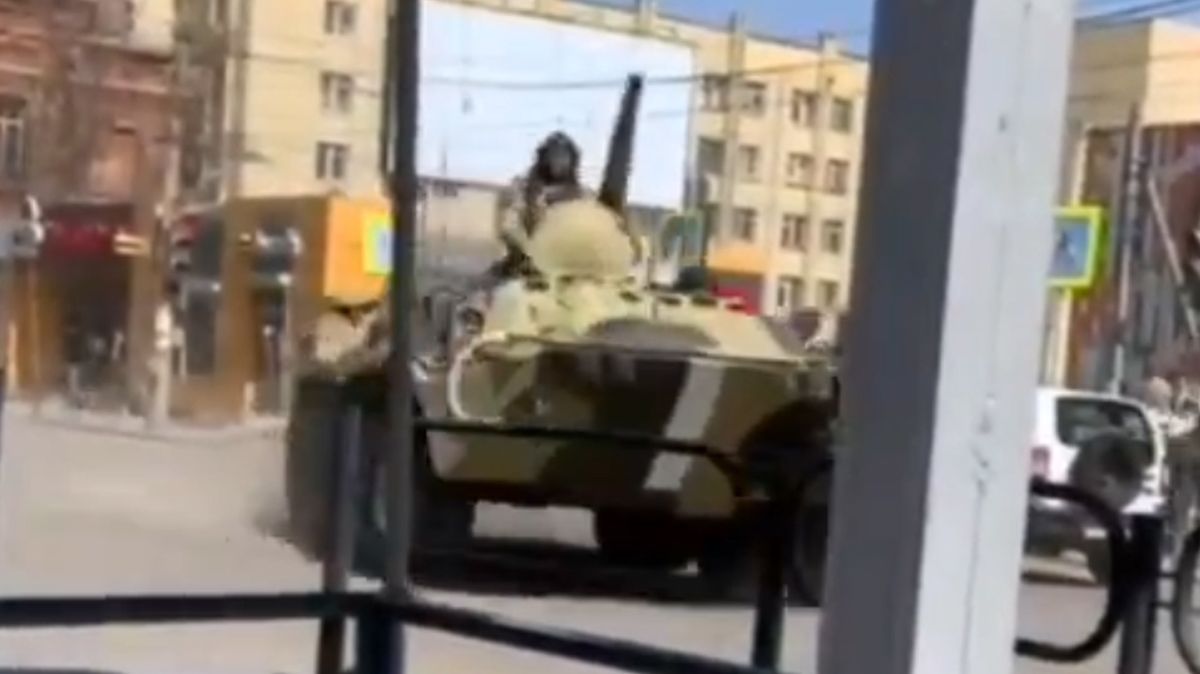 Ruská armáda si na tanky u Ukrajiny namalovala invazní pruhy jako v roce 1968